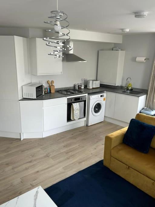 Apartment Charming 2 Bedroom Coastal Getaway, 5 Mins From Folkstone Beach, Suitable For Contractors Folkestone