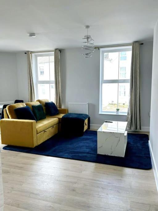Charming 2 Bedroom Coastal Getaway, 5 Mins From Folkstone Beach, Suitable For Contractors Folkestone