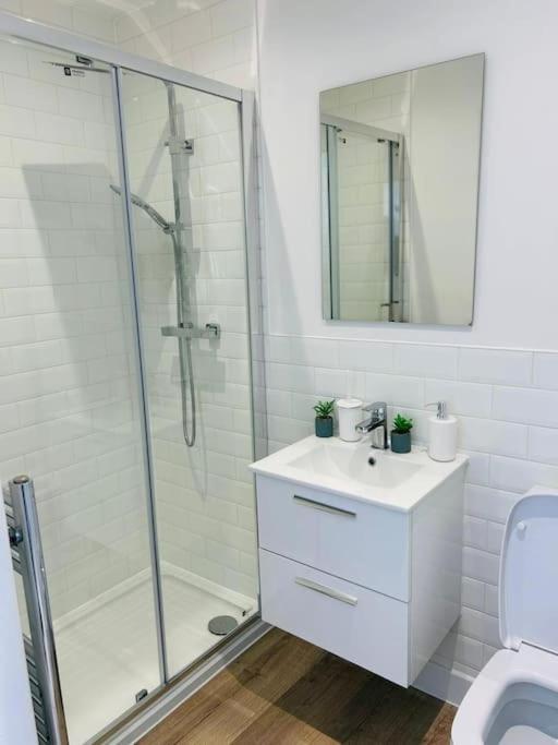 Apartment Charming 2 Bedroom Coastal Getaway, 5 Mins From Folkstone Beach, Suitable For Contractors *