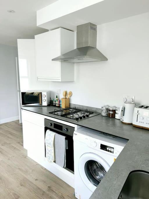 Charming 2 Bedroom Coastal Getaway, 5 Mins From Folkstone Beach, Suitable For Contractors Apartment Folkestone