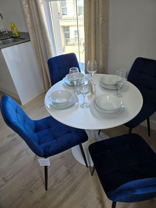 Charming 2 Bedroom Coastal Getaway, 5 Mins From Folkstone Beach, Suitable For Contractors Apartment