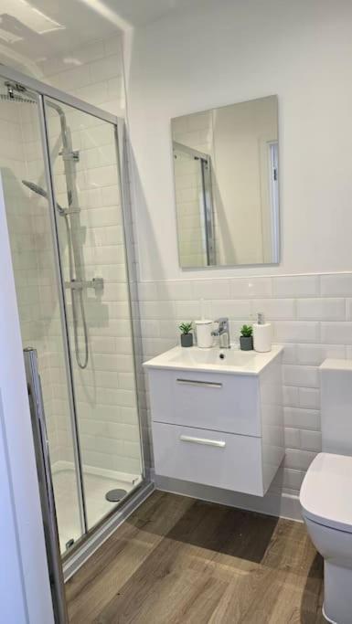 Charming 2 Bedroom Coastal Getaway, 5 Mins From Folkstone Beach, Suitable For Contractors * Folkestone
