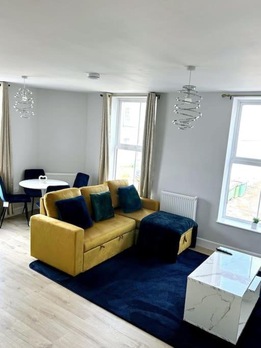 Apartment Charming 2 Bedroom Coastal Getaway, 5 Mins From Folkstone Beach, Suitable For Contractors *