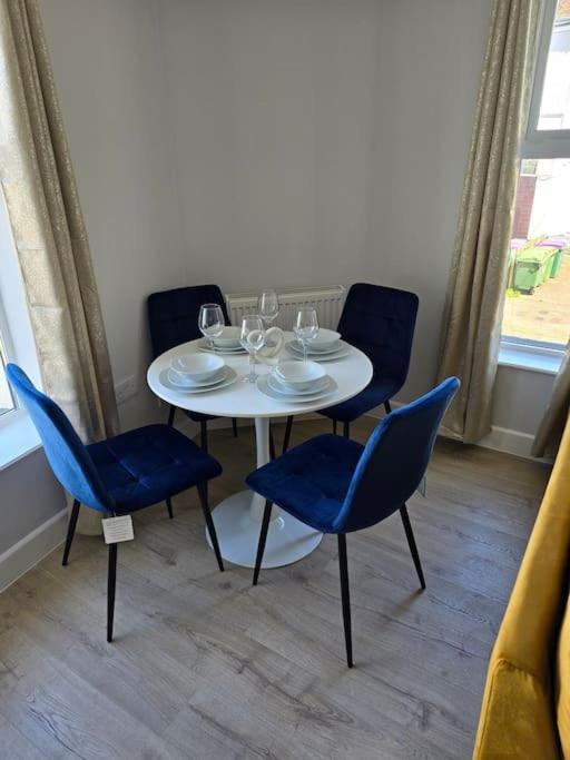 Charming 2 Bedroom Coastal Getaway, 5 Mins From Folkstone Beach, Suitable For Contractors Apartment Folkestone