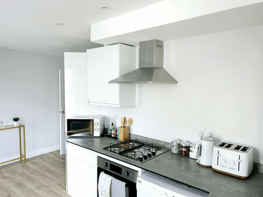 Apartment Charming 2 Bedroom Coastal Getaway, 5 Mins From Folkstone Beach, Suitable For Contractors *