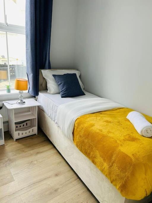 Charming 2 Bedroom Coastal Getaway, 5 Mins From Folkstone Beach, Suitable For Contractors Apartment *
