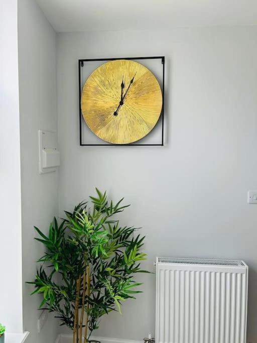 Charming 2 Bedroom Coastal Getaway, 5 Mins From Folkstone Beach, Suitable For Contractors Apartment Folkestone