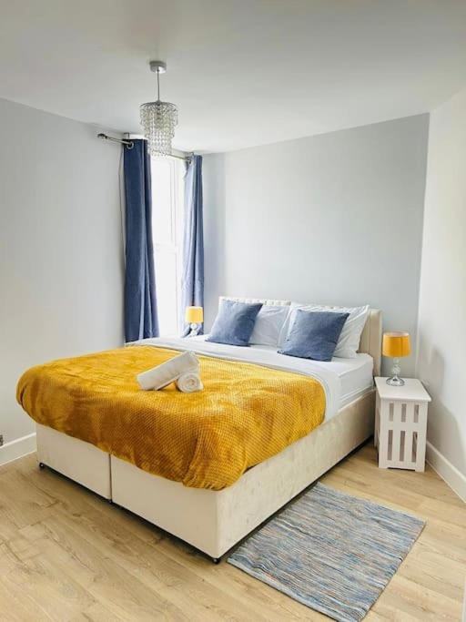 Charming 2 Bedroom Coastal Getaway, 5 Mins From Folkstone Beach, Suitable For Contractors Apartment *