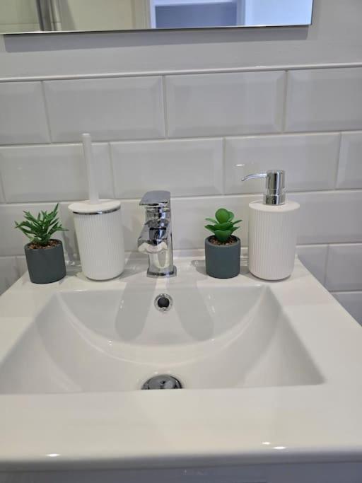 Appartamento Charming 2 Bedroom Coastal Getaway, 5 Mins From Folkstone Beach, Suitable For Contractors Folkestone